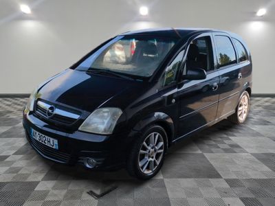la photo d'un monospace noir garé dans un garage