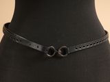 un gros plan sur le torse d'un mannequin portant une ceinture noire