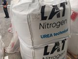 des sacs de riz posés sur des palettes dans un entrepôt