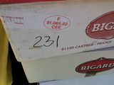 Des caisses de bière sont empilées les unes sur les autres dans un magasin