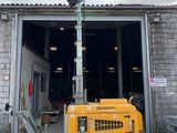 un camion jaune garé devant un immeuble