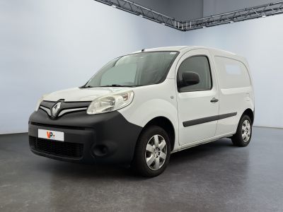 La petite camionnette blanche est garée dans une grande pièce.