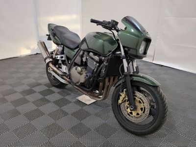 une moto garée par terre dans la pièce