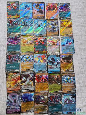 une pile de cartes pokemon posée sur une table