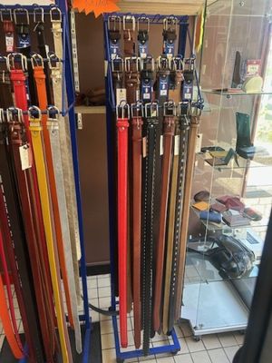 de nombreuses ceintures exposées dans un magasin