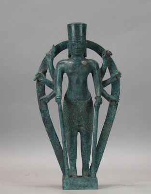 une statue en bronze représentant une femme tenant un oiseau dans ses mains