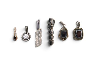 plusieurs types de bijoux sont présentés sur une surface blanche