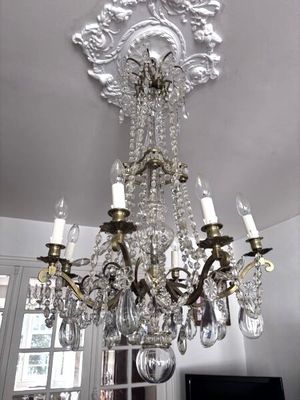 un lustre suspendu au plafond de la pièce