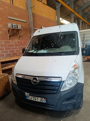 une camionnette blanche garée dans un garage