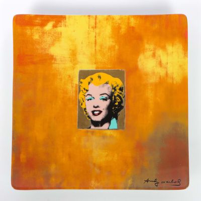 une image représentant un tableau de Marilyn Monroe sur fond jaune