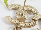 a picture of a pair of earrings with pearls on them