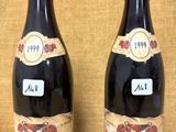 deux bouteilles de vin rouge posées sur une table