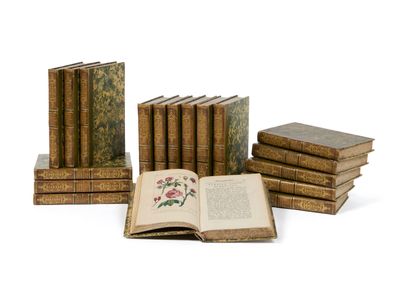 plusieurs vieux livres sont empilés sur une surface blanche
