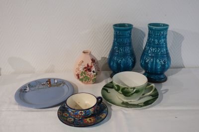 trois vases et une assiette posés sur une table