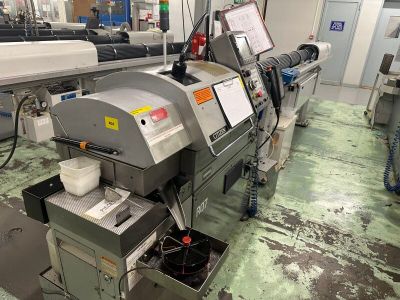 une image représentant une machine dans une usine où se trouvent de nombreuses machines