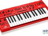 un gros plan d'un clavier électronique rouge sur fond blanc
