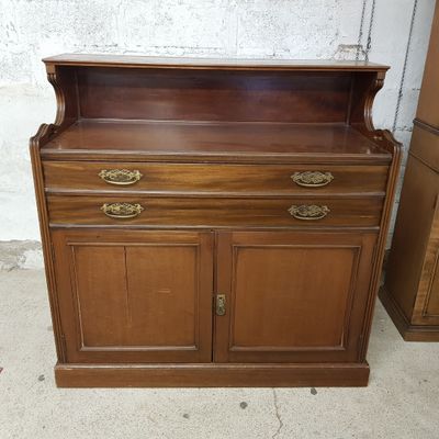 une armoire en bois munie de poignées en laiton