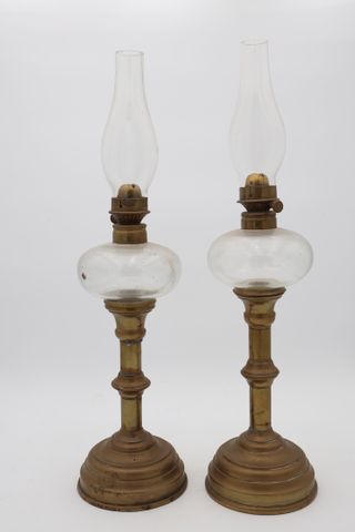 Lampe à pétrole en cuivre et réservoir en verre, marque Boyard fa...