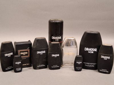 beaucoup de parfums différents sur la table