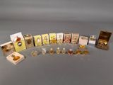 de nombreuses petites boîtes de parfum posées sur une table