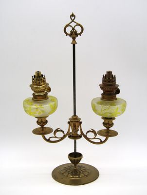 paire de bougeoirs anciens en laiton avec des abat-jours en verre vert