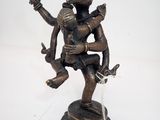 figurine en bronze représentant un homme avec une guitare, posée sur un socle