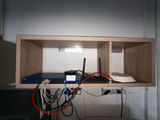 une étagère sur laquelle sont posés tout un tas de fils