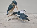 deux figurines d'oiseaux posées sur une table