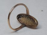 une bague en or percée d'un trou au milieu