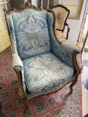 a chair that is sitting on a rug in a room
