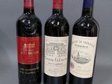 trois bouteilles de vin sont alignées sur une table