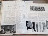 un livre ouvert posé sur une chaise, sur laquelle sont posées des photos de chaussures