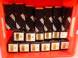 des paquets de cigarettes sont empilés les uns sur les autres dans une boîte rouge