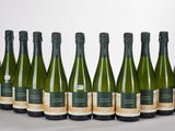 six bouteilles de vin alignées sur une table