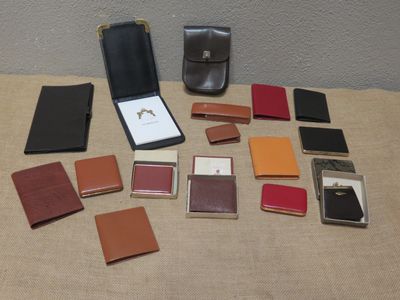 de nombreux types de portefeuilles différents posés sur la table