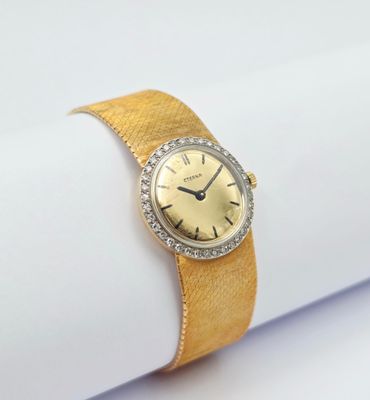 une photo d'une montre-bracelet pour femme avec un bracelet en cuir jaune