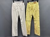 deux pantalons jaunes et blancs suspendus à un portant