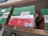 de nombreuses boîtes sur les rayons du magasin, destinées à la vente