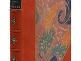 un livre orange avec une couverture décorative et un motif ornemental
