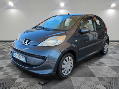 la photo d'une petite voiture garée dans un garage