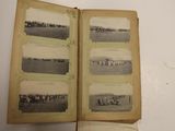 un livre ouvert avec des photos d'un groupe de personnes dans un champ