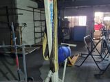 une photo d'un garage où s'entassent de nombreux skis et du matériel