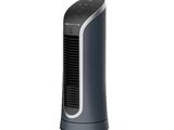 un gros plan d'un petit purificateur d'air sur fond blanc