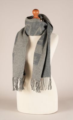 une écharpe grise et noire sur une tête de mannequin