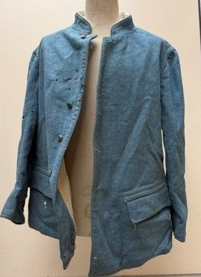 une photo d'une veste bleue sur un mannequin