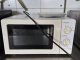 un four à micro-ondes blanc posé sur un plan de travail de cuisine