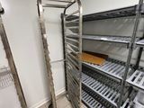 une étagère métallique au milieu d'une pièce, avec des tablettes