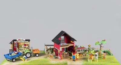 une petite maquette de ferme avec un tracteur et des animaux de la ferme
