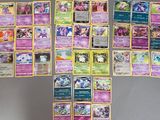 beaucoup de cartes Pokémon accrochées au mur