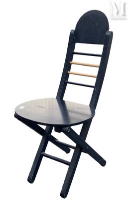 une chaise noire avec une assise en bois et une assise en bois